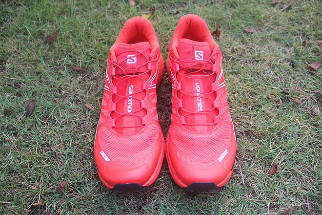 越过山丘，才知道有人等候---冬日里的那一抹红白黑