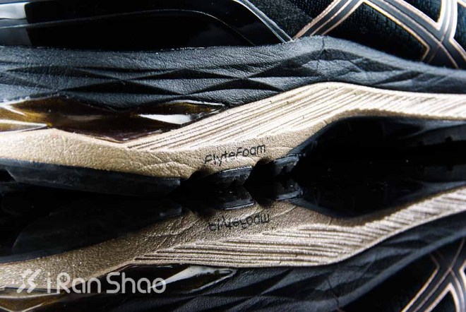 ASICS亚瑟士MetaRun跑鞋鞋底