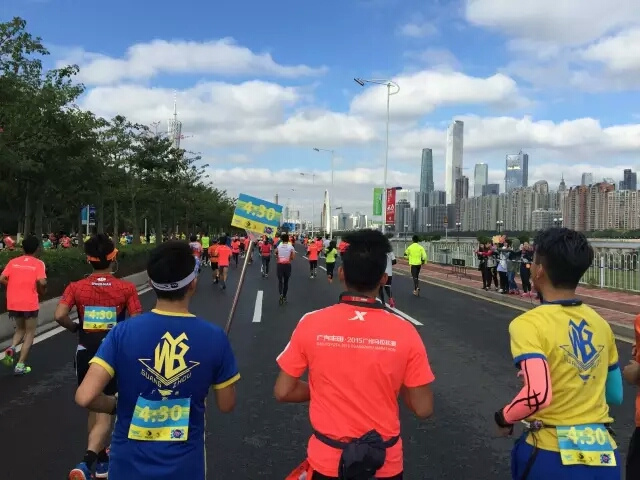与你相遇 好幸运 无与伦比的那一抹广州蓝——记2015广州马拉松赛