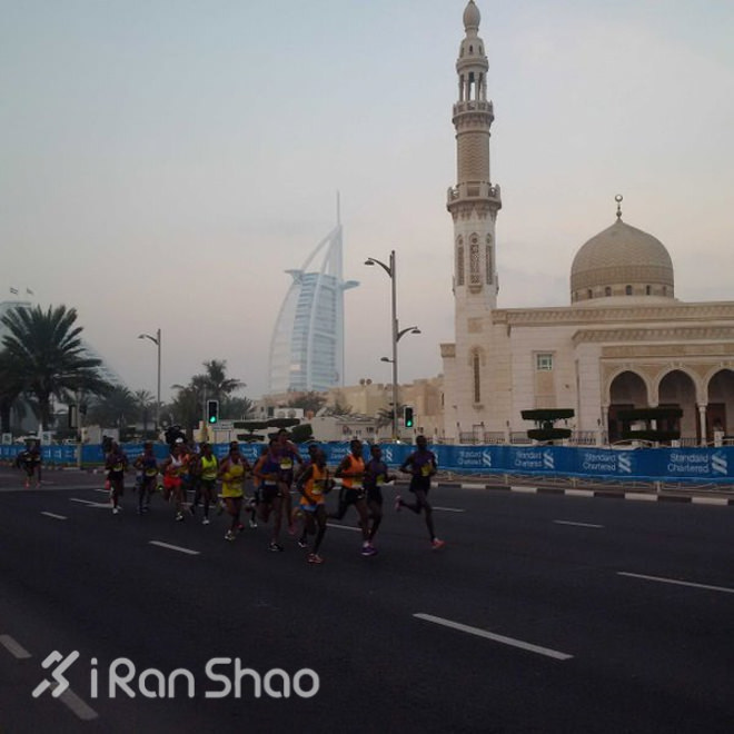 回顾 | 迪拜马拉松：最壕马拉松，跑出1米93的“黑马”冠军