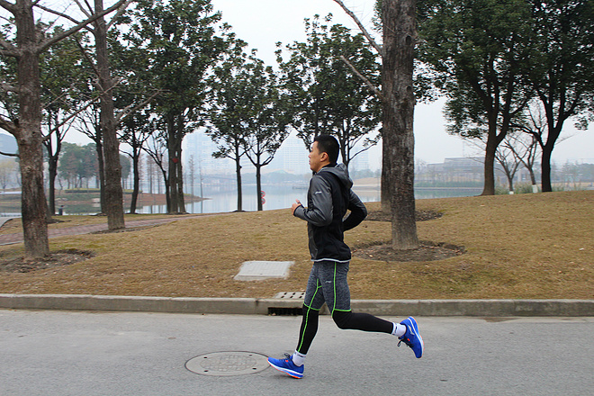 追云逐风之李宁云三代SMART智能减震跑鞋