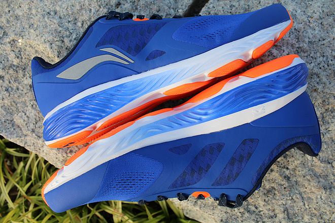 追云逐风之李宁云三代SMART智能减震跑鞋