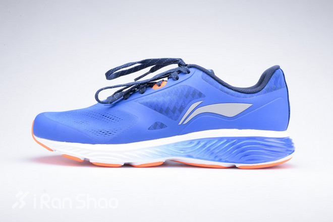 跑鞋 | 满足日常跑步的所有需求—李宁云三代智能跑鞋