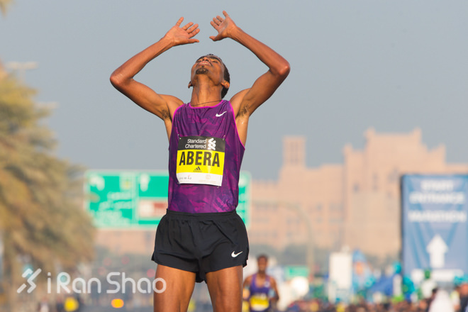 回顾 | 迪拜马拉松：最壕马拉松，跑出1米93的“黑马”冠军