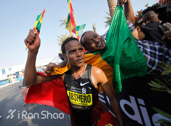 回顾 | 迪拜马拉松：最壕马拉松，跑出1米93的“黑马”冠军