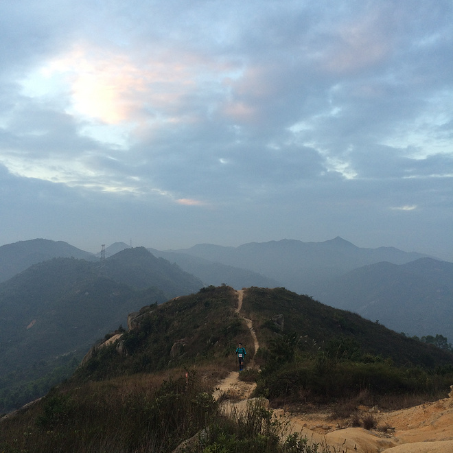 翻过大帽山，没有大帽衫——环大帽山退赛记兼评odlo黑酷战神 & Salomon大红鞋