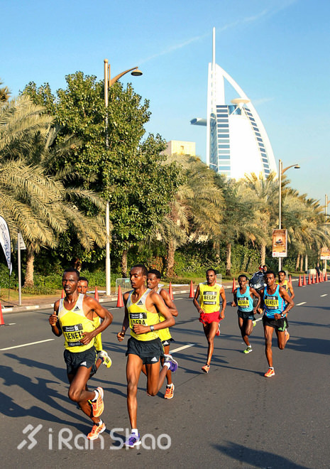 回顾 | 迪拜马拉松：最壕马拉松，跑出1米93的“黑马”冠军