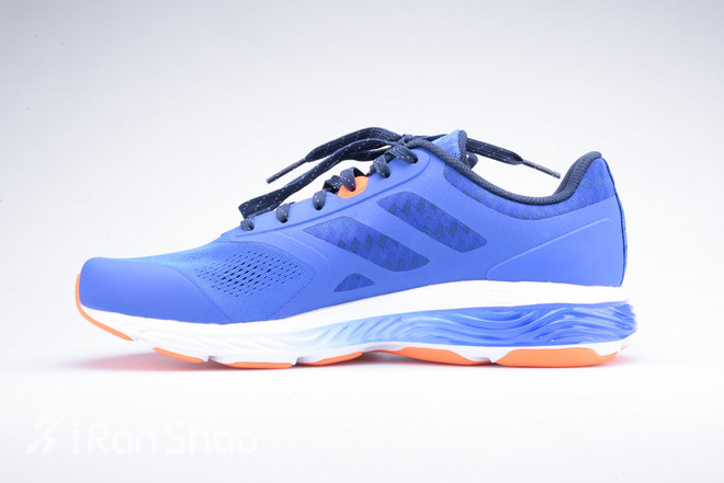 跑鞋 | 满足日常跑步的所有需求—李宁云三代智能跑鞋