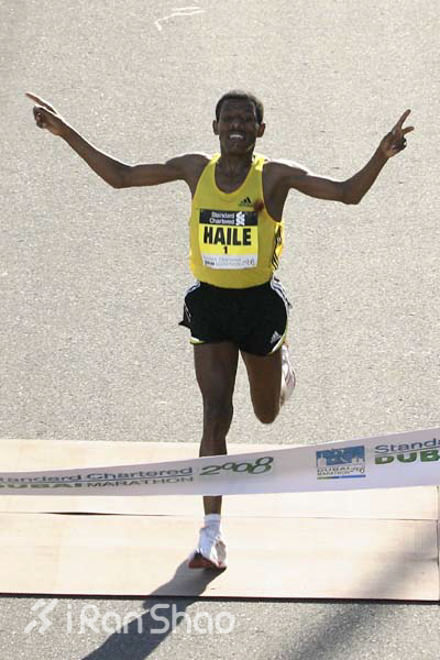 回顾 | 迪拜马拉松：最壕马拉松，跑出1米93的“黑马”冠军