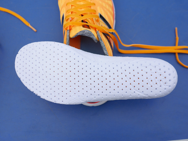 骚气十足，极致轻量，全面均衡的New Balance RC1500v2竟跑鞋评测