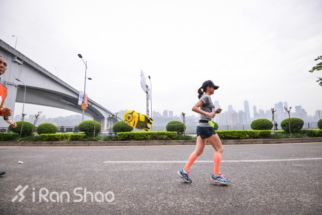 重庆跑不桑 美女跑不停