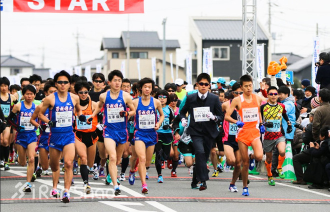 纪录 | 最强公务员跑者川内优辉  “打破” 西装半马世界纪录