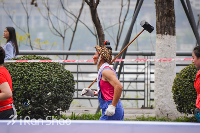 重庆跑不桑 美女跑不停