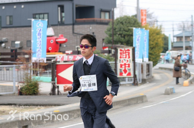 纪录 | 最强公务员跑者川内优辉  “打破” 西装半马世界纪录