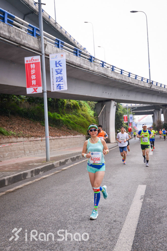 重庆跑不桑 美女跑不停