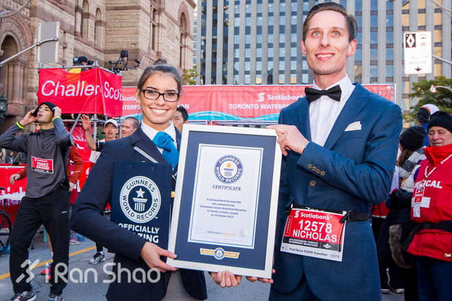 纪录 | 最强公务员跑者川内优辉  “打破” 西装半马世界纪录