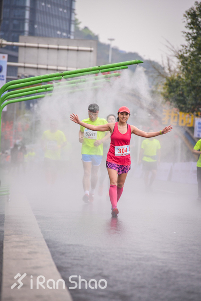 重庆跑不桑 美女跑不停