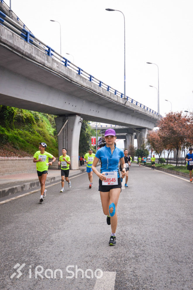 重庆跑不桑 美女跑不停