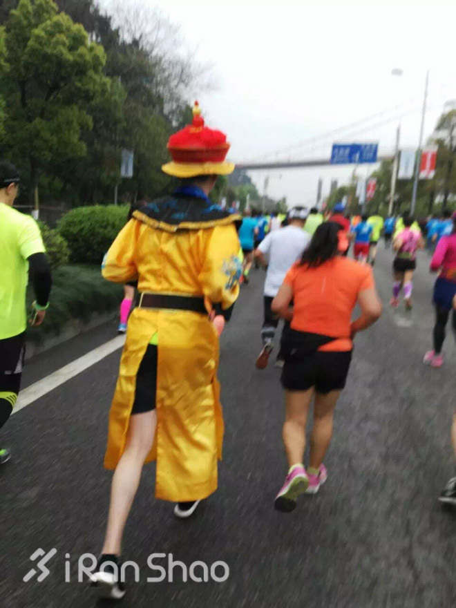 重庆跑不桑 美女跑不停