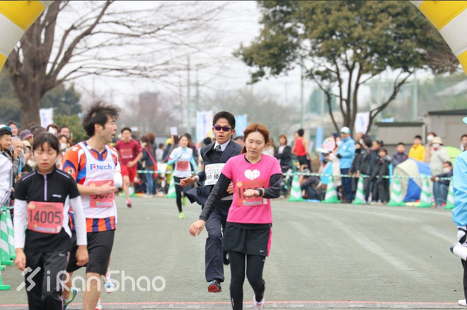 纪录 | 最强公务员跑者川内优辉  “打破” 西装半马世界纪录