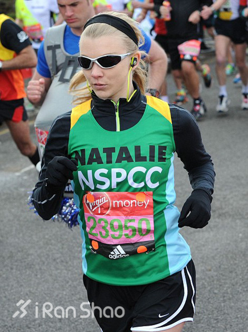 漫跑英伦 |  疼痛阻挡不了冠军 图说伦敦马拉松
