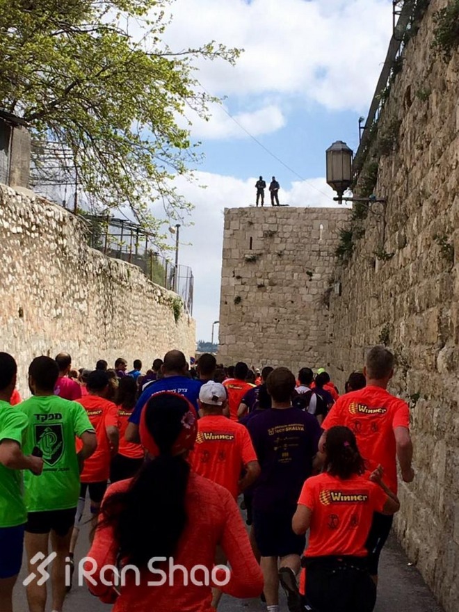 马拉松城纪 | 两场奔跑在战争与和平间的马拉松