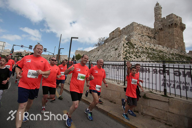 马拉松城纪 | 两场奔跑在战争与和平间的马拉松