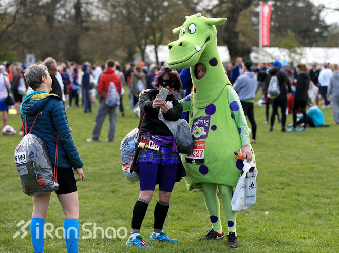 漫跑英伦 |  疼痛阻挡不了冠军 图说伦敦马拉松