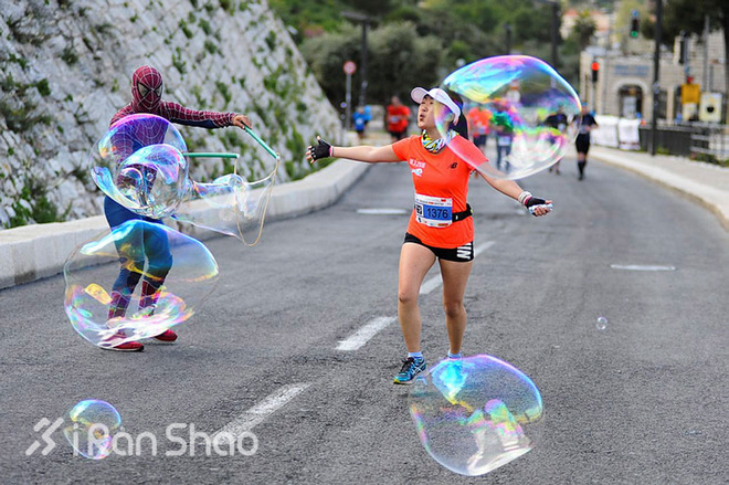马拉松城纪 | 两场奔跑在战争与和平间的马拉松
