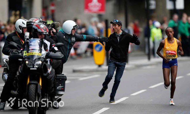 漫跑英伦 |  疼痛阻挡不了冠军 图说伦敦马拉松