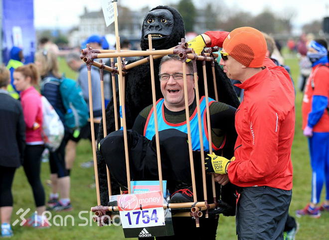 漫跑英伦 |  疼痛阻挡不了冠军 图说伦敦马拉松