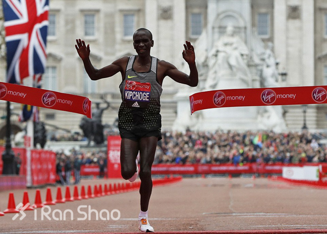 漫跑英伦 |  疼痛阻挡不了冠军 图说伦敦马拉松