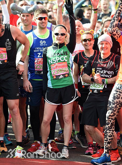 漫跑英伦 |  疼痛阻挡不了冠军 图说伦敦马拉松