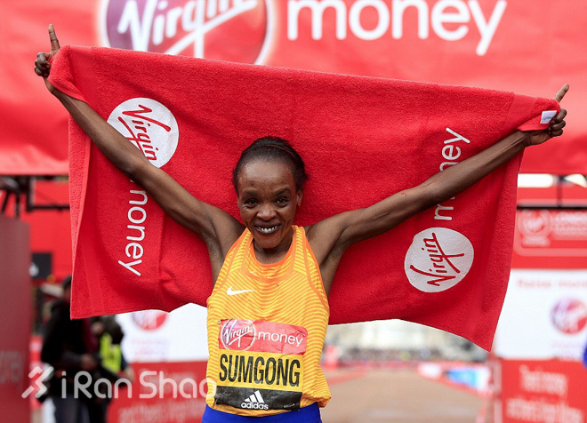 漫跑英伦 |  疼痛阻挡不了冠军 图说伦敦马拉松