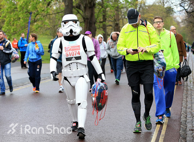 漫跑英伦 |  疼痛阻挡不了冠军 图说伦敦马拉松
