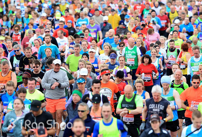 漫跑英伦 |  疼痛阻挡不了冠军 图说伦敦马拉松