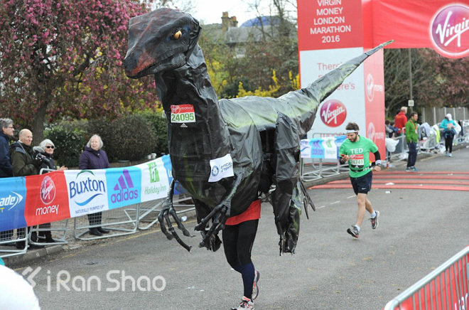 漫跑英伦 |  疼痛阻挡不了冠军 图说伦敦马拉松