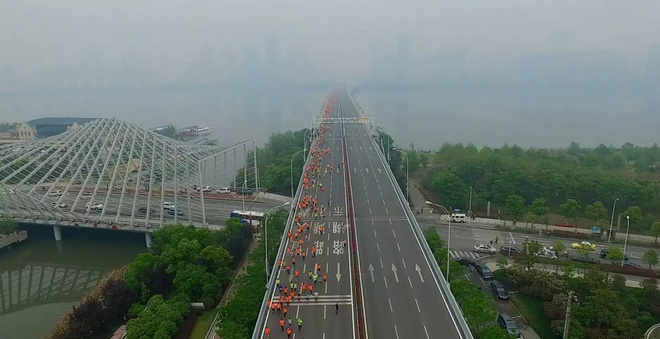 人间四月天跑汉马