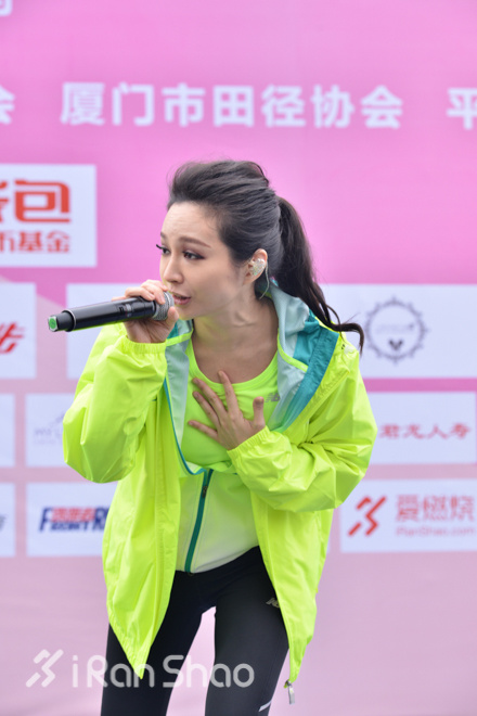 妹子总在风雨后 海峡两岸女子半程马拉松厦门开赛