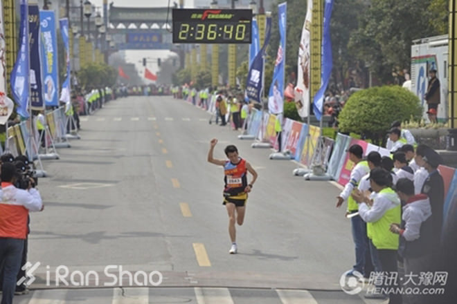 人物 | 4周4全马 三进2:40：中国赏金跑者刘路峰