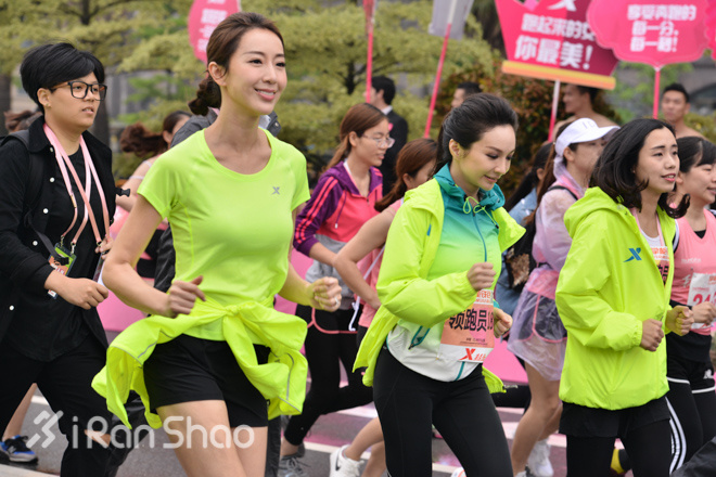 妹子总在风雨后 海峡两岸女子半程马拉松厦门开赛