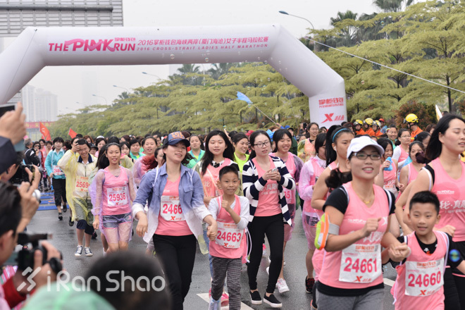 妹子总在风雨后 海峡两岸女子半程马拉松厦门开赛