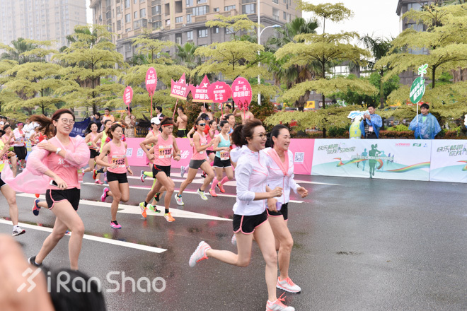 妹子总在风雨后 海峡两岸女子半程马拉松厦门开赛