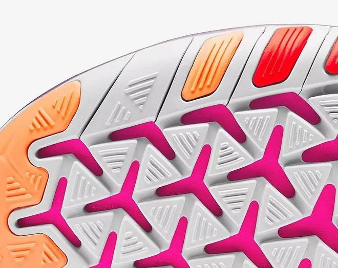 罗袜生尘 让脚掌在大地上划出轻柔华尔兹——NIKE Free Transform Flyknit训练鞋测评