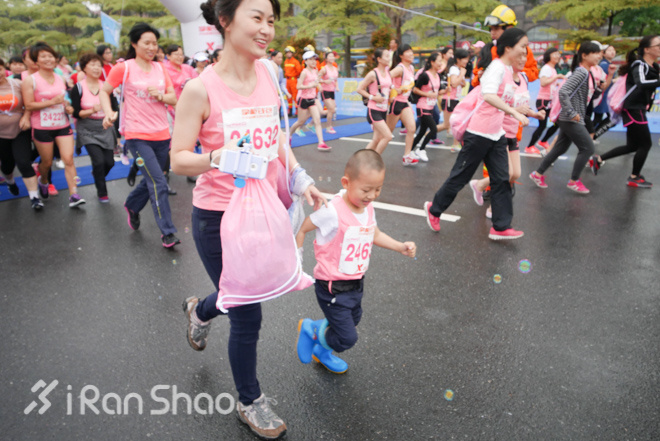 妹子总在风雨后 海峡两岸女子半程马拉松厦门开赛