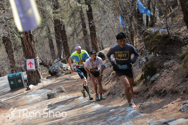 现场 | 亚丁，三座神山与一群奔跑的人