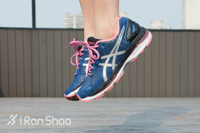 跑鞋 | 脚感柔软更轻盈 ASICS NIMBUS-18无需吝啬你的溢美之词