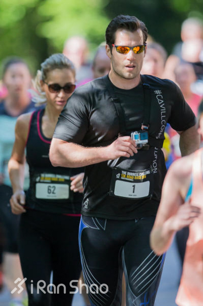 人物 | 亨利·卡维尔来打假  超人真的在赛道上了