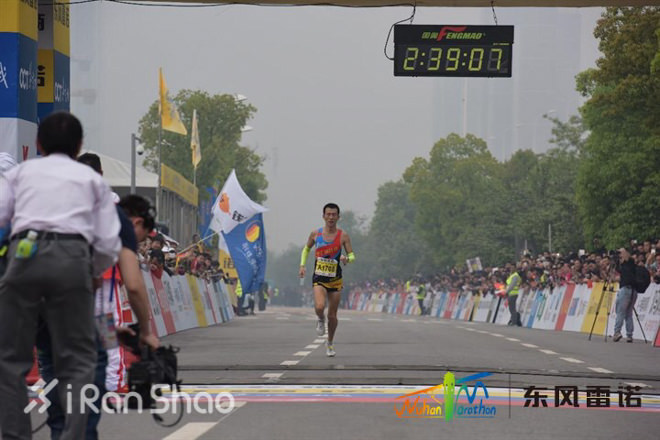 人物 | 4周4全马 三进2:40：中国赏金跑者刘路峰