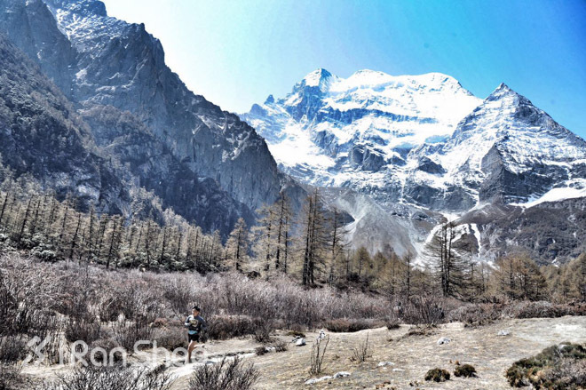 现场 | 亚丁，三座神山与一群奔跑的人